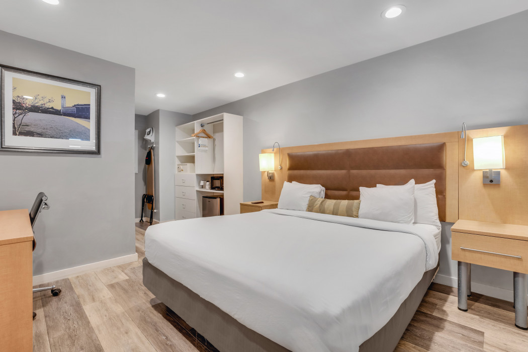 1 KING BED - NON SMOKING