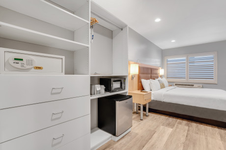 1 King Bed - Non Smoking
