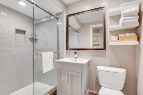 1 King Bed Bathroom - Non Smoking