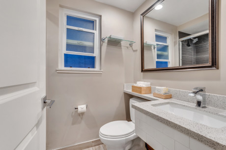 Deluxe 2 Queen Beds Bathroom - Non Smoking